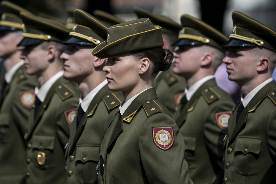 Prezidentas iškilmingoje ceremonijoje kariūnams suteikė karininko laipsnį