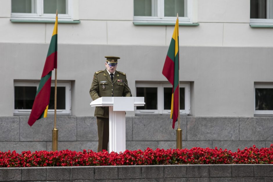 Prezidentas iškilmingoje ceremonijoje kariūnams suteikė karininko laipsnį