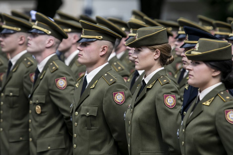 Prezidentas iškilmingoje ceremonijoje kariūnams suteikė karininko laipsnį