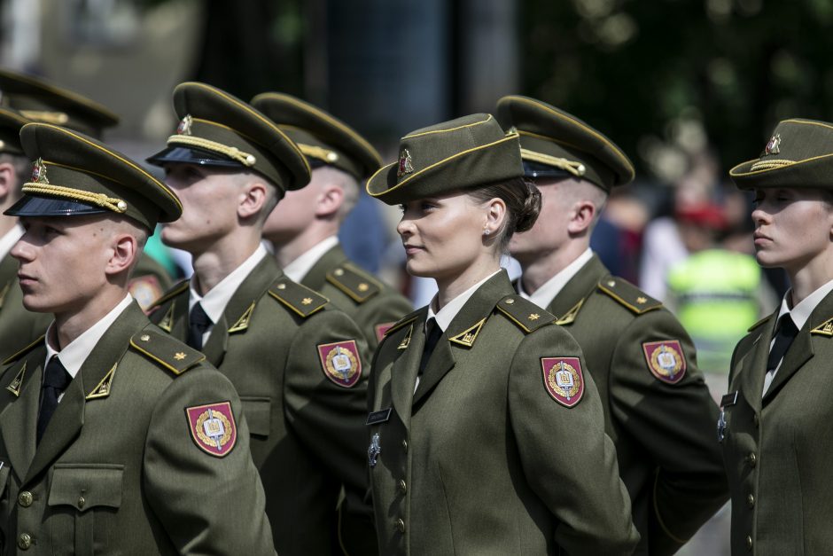 Prezidentas iškilmingoje ceremonijoje kariūnams suteikė karininko laipsnį