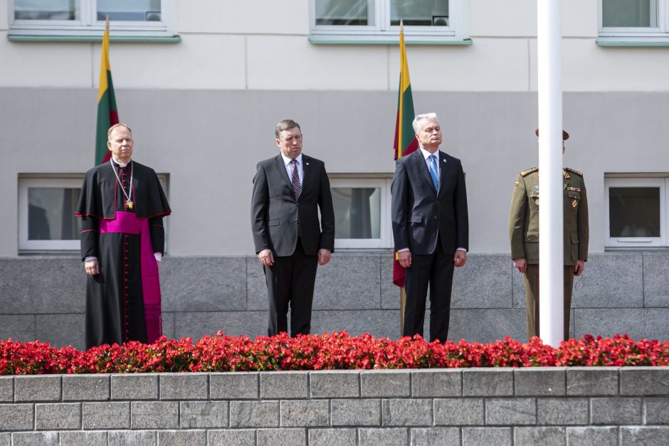 Prezidentas iškilmingoje ceremonijoje kariūnams suteikė karininko laipsnį