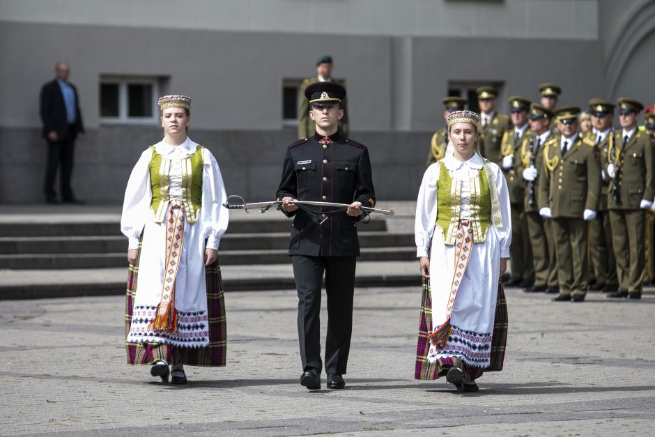 Prezidentas iškilmingoje ceremonijoje kariūnams suteikė karininko laipsnį