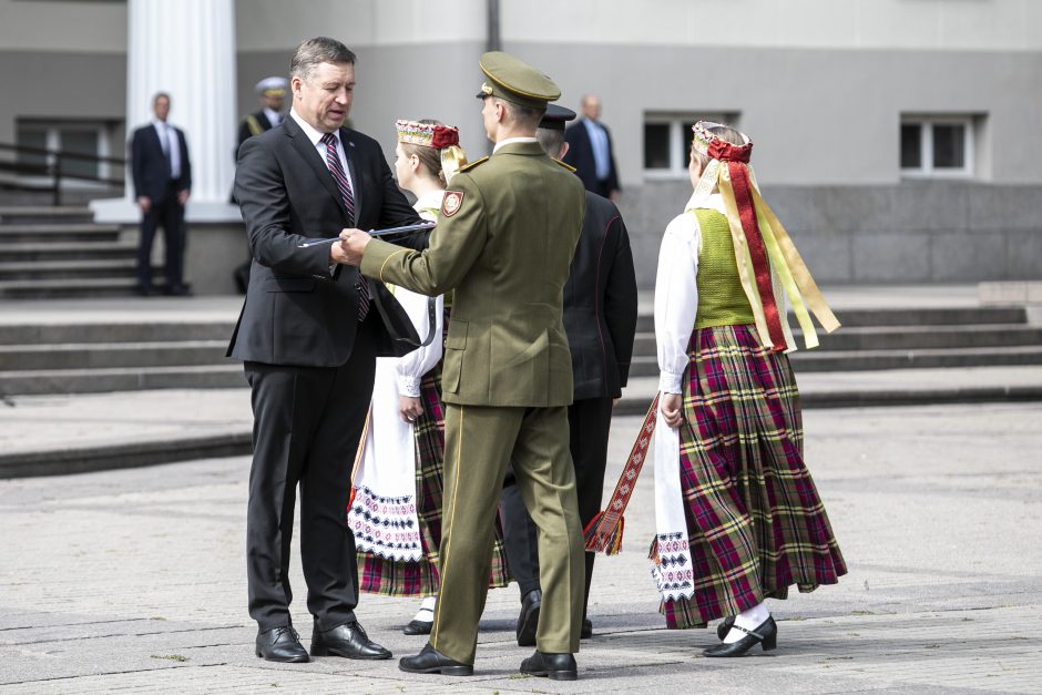 Prezidentas iškilmingoje ceremonijoje kariūnams suteikė karininko laipsnį