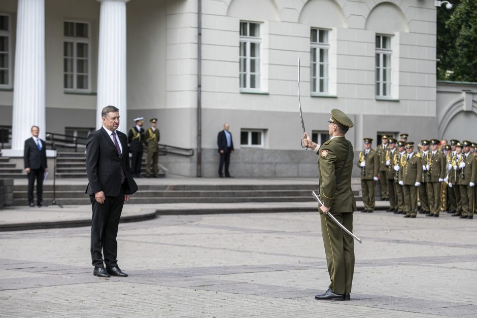 Prezidentas iškilmingoje ceremonijoje kariūnams suteikė karininko laipsnį