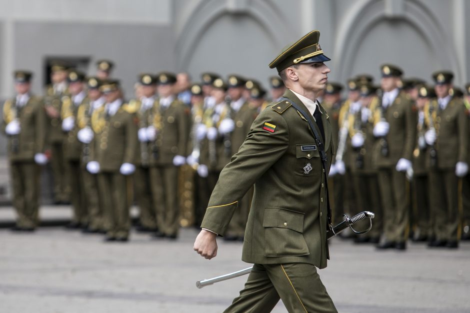 Prezidentas iškilmingoje ceremonijoje kariūnams suteikė karininko laipsnį