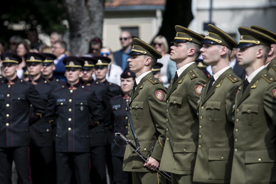 Prezidentas iškilmingoje ceremonijoje kariūnams suteikė karininko laipsnį