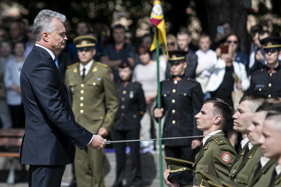 Prezidentas iškilmingoje ceremonijoje kariūnams suteikė karininko laipsnį