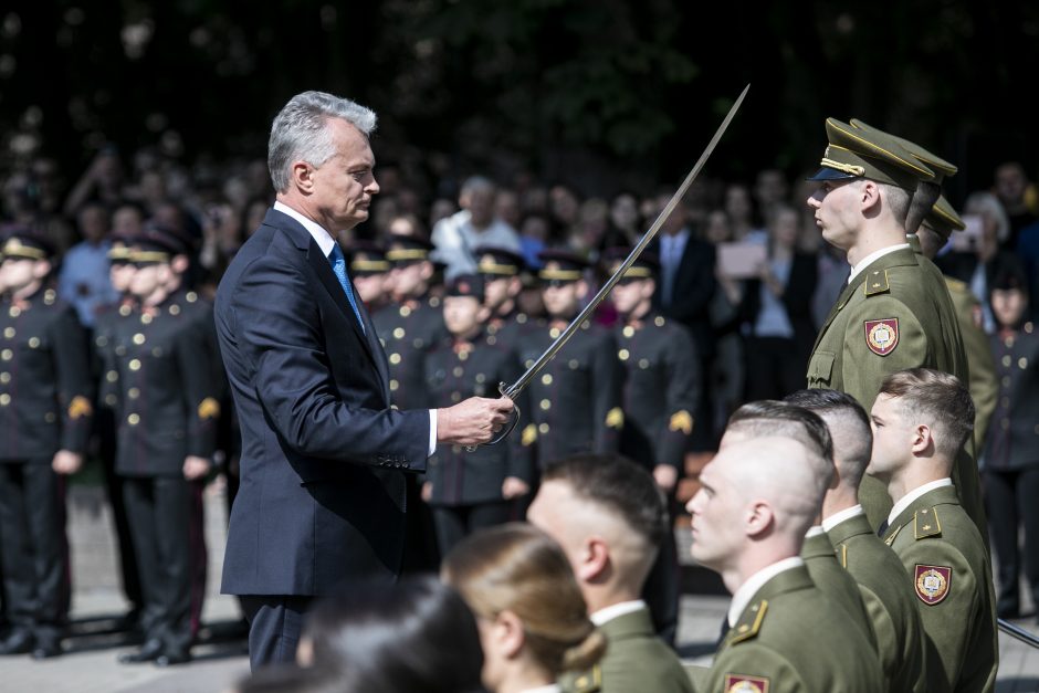 Prezidentas iškilmingoje ceremonijoje kariūnams suteikė karininko laipsnį