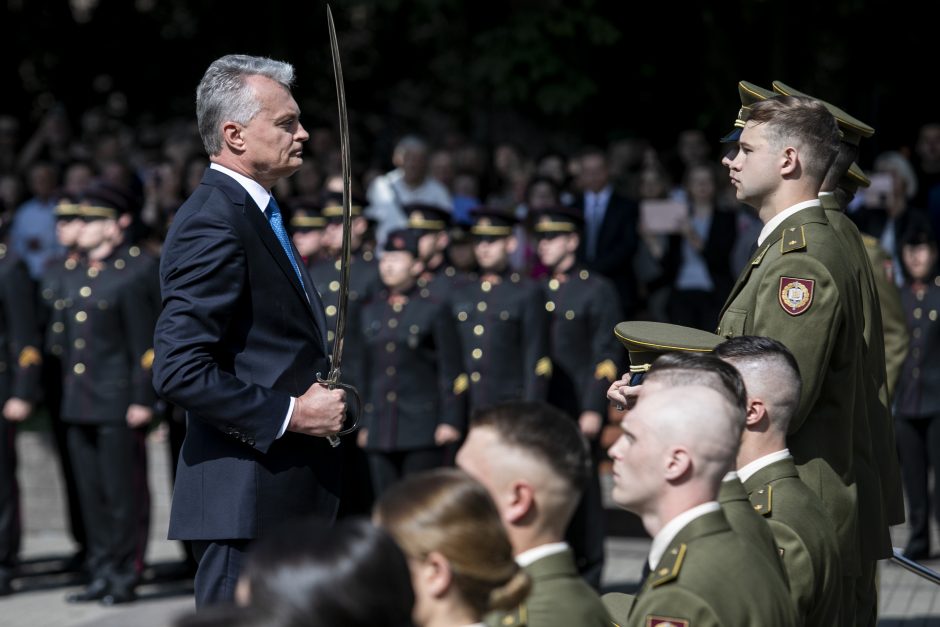 Prezidentas iškilmingoje ceremonijoje kariūnams suteikė karininko laipsnį