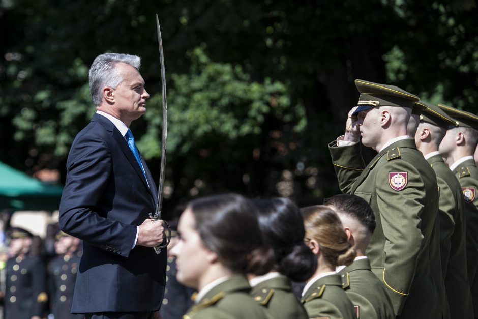 Prezidentas iškilmingoje ceremonijoje kariūnams suteikė karininko laipsnį