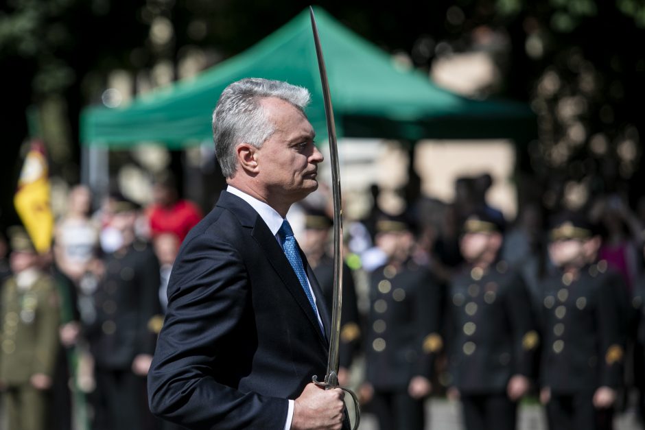 Prezidentas iškilmingoje ceremonijoje kariūnams suteikė karininko laipsnį