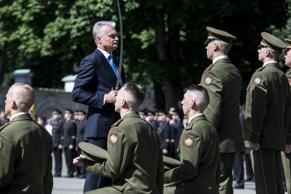 Prezidentas iškilmingoje ceremonijoje kariūnams suteikė karininko laipsnį