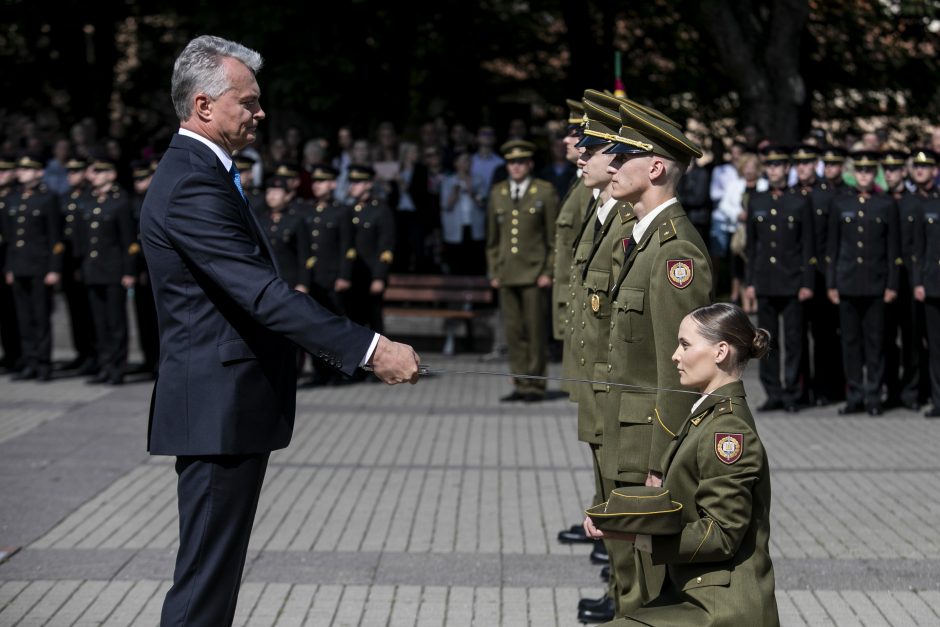 Prezidentas iškilmingoje ceremonijoje kariūnams suteikė karininko laipsnį