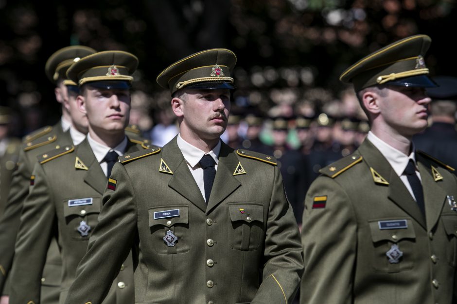 Prezidentas iškilmingoje ceremonijoje kariūnams suteikė karininko laipsnį