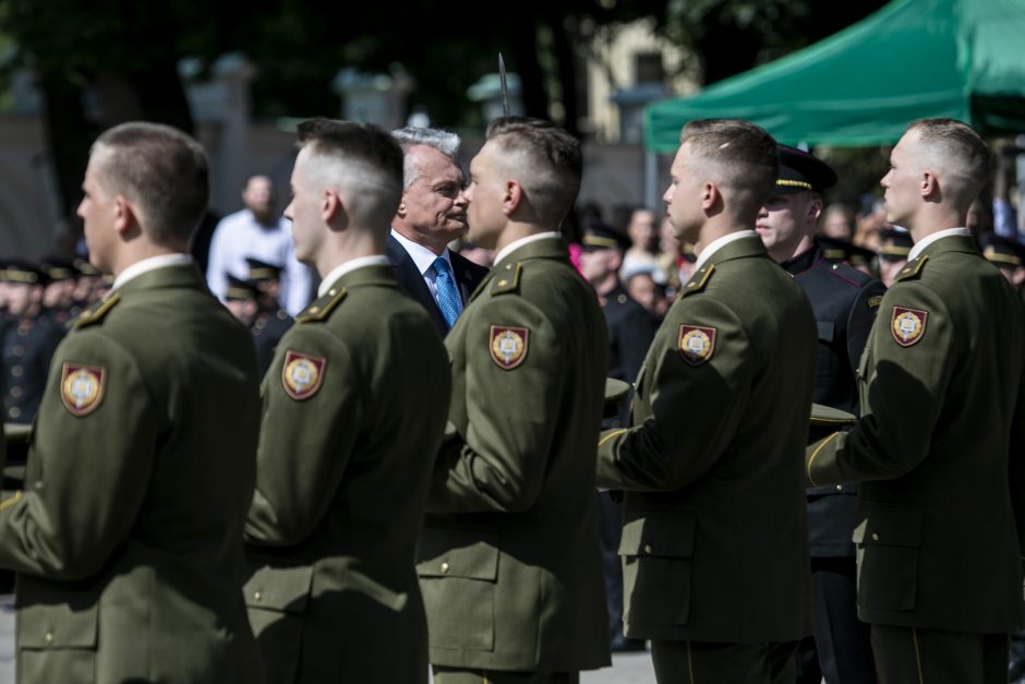 Prezidentas iškilmingoje ceremonijoje kariūnams suteikė karininko laipsnį