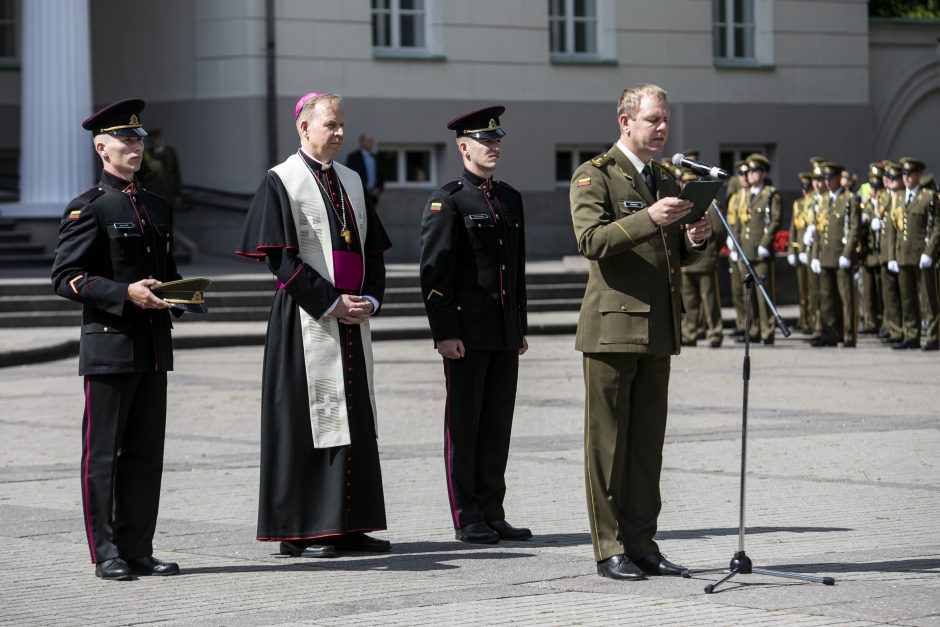 Prezidentas iškilmingoje ceremonijoje kariūnams suteikė karininko laipsnį