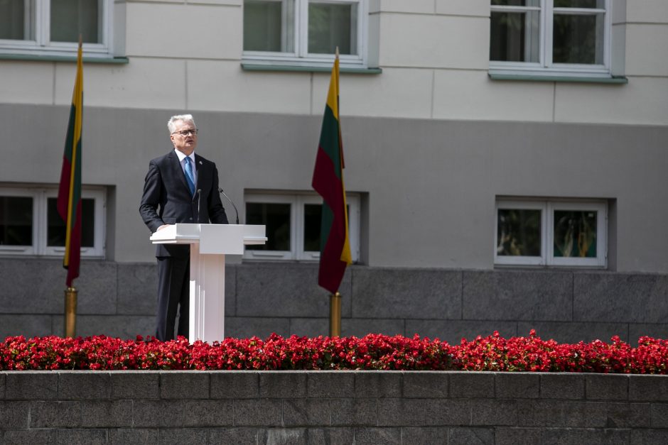 Prezidentas iškilmingoje ceremonijoje kariūnams suteikė karininko laipsnį