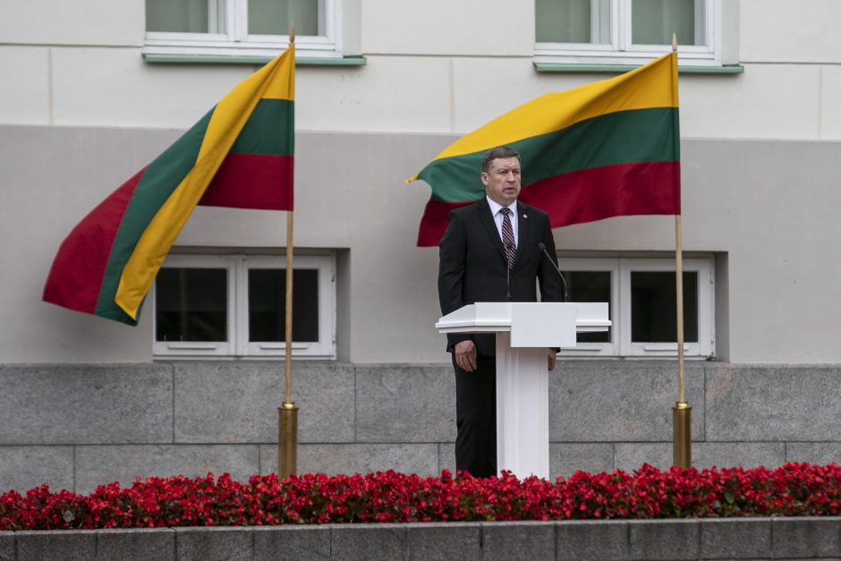 Prezidentas iškilmingoje ceremonijoje kariūnams suteikė karininko laipsnį