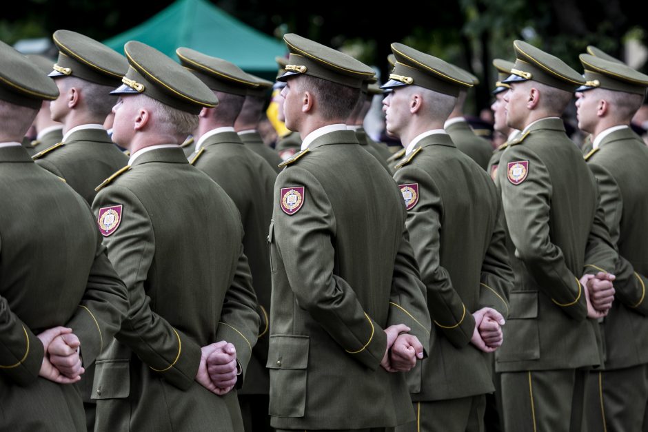 Prezidentas iškilmingoje ceremonijoje kariūnams suteikė karininko laipsnį