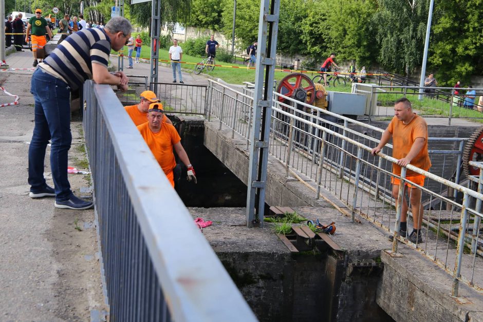 Sulūžęs „Ekrano“ užtvankos skydas sėkmingai iškeltas: jį vertins ekspertai