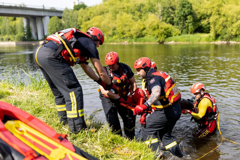 Daugiau šansų išgelbėti gyvybę: ugniagesiai skęstančiųjų gelbėjimui įsigijo naują įrangą