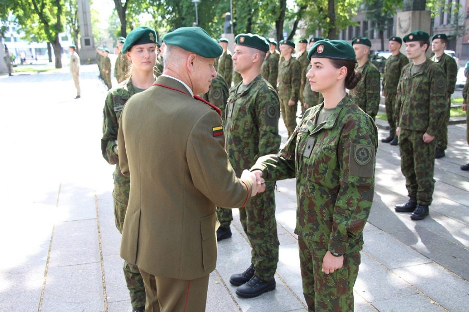 Jaunesniųjų karininkų vadų mokymus baigė 74 aukštųjų mokyklų studentai