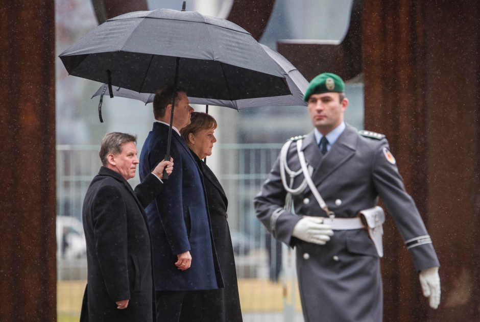 A. Merkel: išgalvota žinia apie karius rodo, kad reikia būti budriems