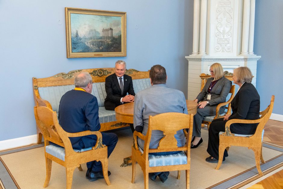 G. Nausėda žmogaus teisių gynėją J. Raczynskį apdovanojo ordinu