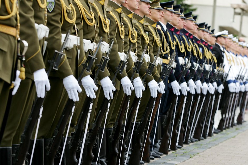 Kariuomenę kūrusius karius uždrausta iškeldinti iš tarnybinių butų