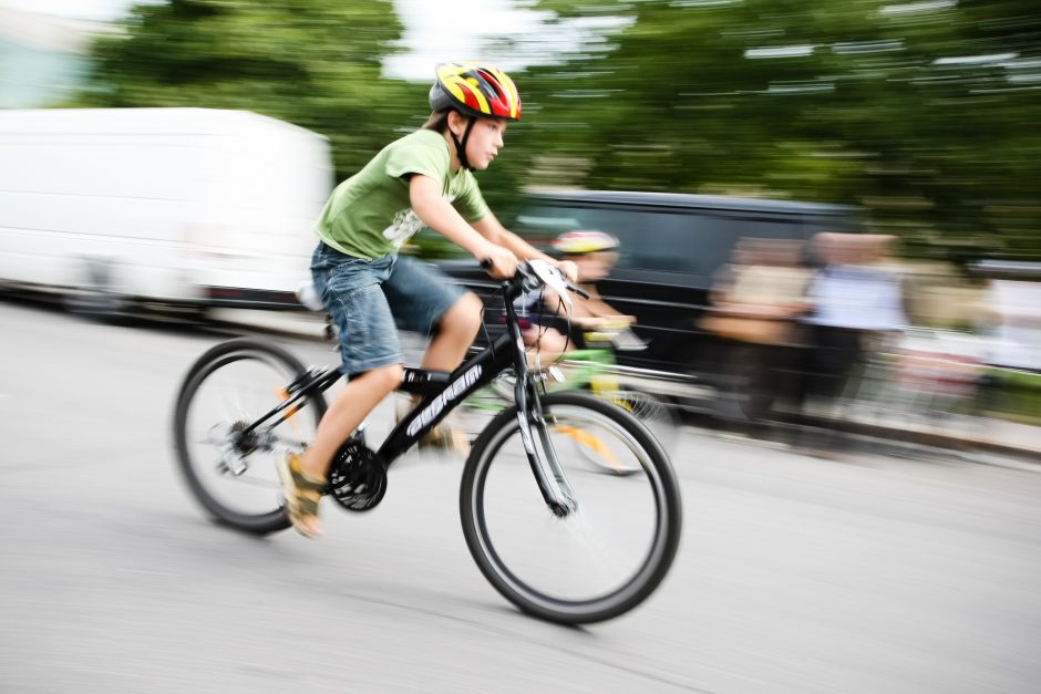 Vilniuje taksi automobilis partrenkė paauglį dviratininką