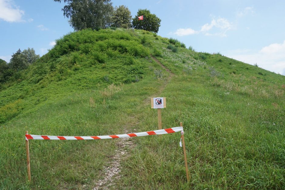 Merkinės piliakalnio lankytojai įspėjami nuo jo leistis laiptais, o ne šlaitu