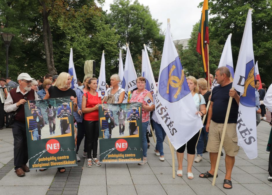 Prie Vyriausybės protestas prieš migrantus Dieveniškėse: pas mus gaisras, padėkite jį nugesinti