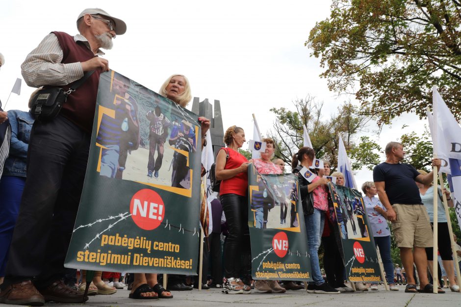 Prie Vyriausybės protestas prieš migrantus Dieveniškėse: pas mus gaisras, padėkite jį nugesinti