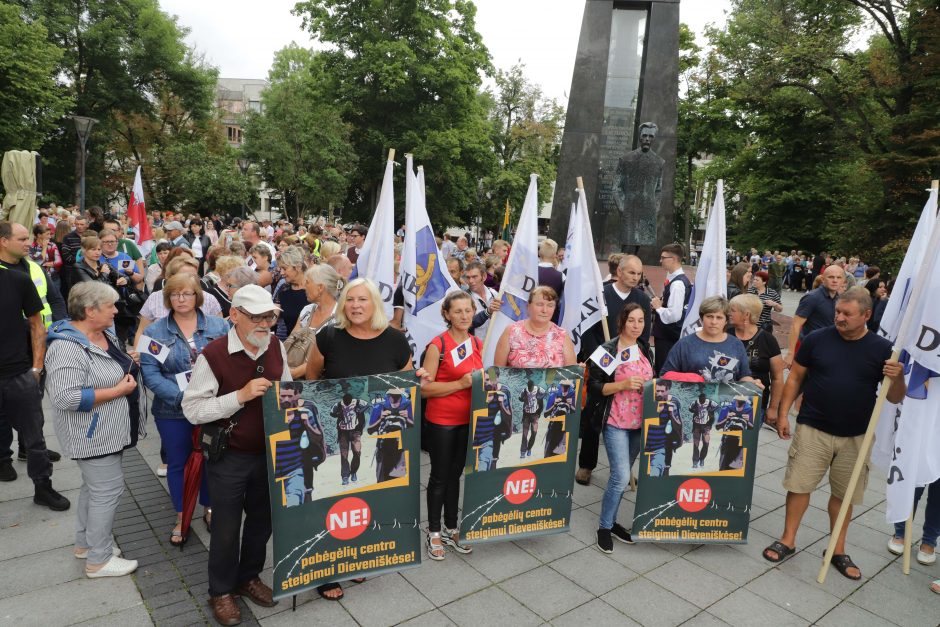 Prie Vyriausybės protestas prieš migrantus Dieveniškėse: pas mus gaisras, padėkite jį nugesinti