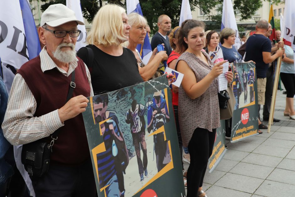 Prie Vyriausybės protestas prieš migrantus Dieveniškėse: pas mus gaisras, padėkite jį nugesinti