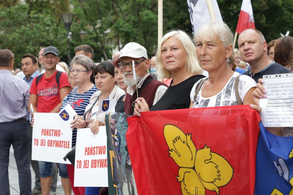 Prie Vyriausybės protestas prieš migrantus Dieveniškėse: pas mus gaisras, padėkite jį nugesinti