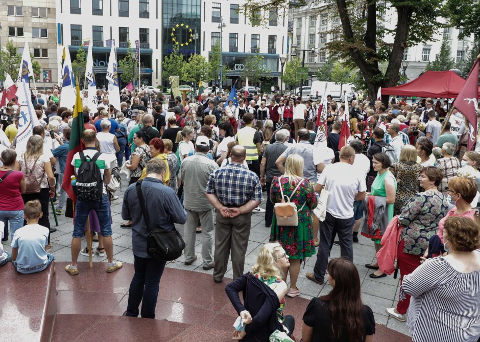 Prie Vyriausybės protestas prieš migrantus Dieveniškėse: pas mus gaisras, padėkite jį nugesinti