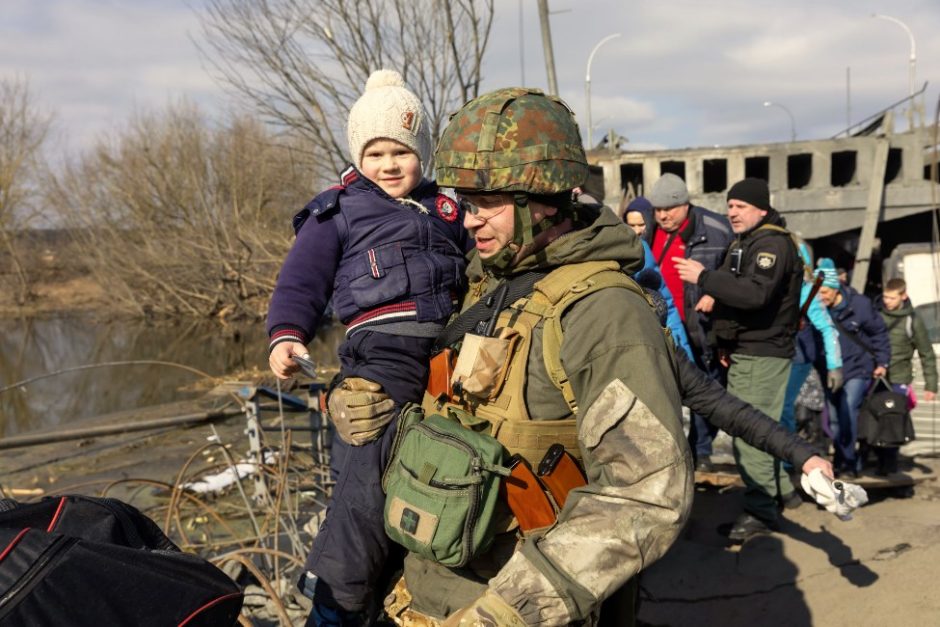 Vaikai prašo stabdyti karą: neatimkite vaikystės iš Ukrainos vaikų! (kreipiasi vaikai)