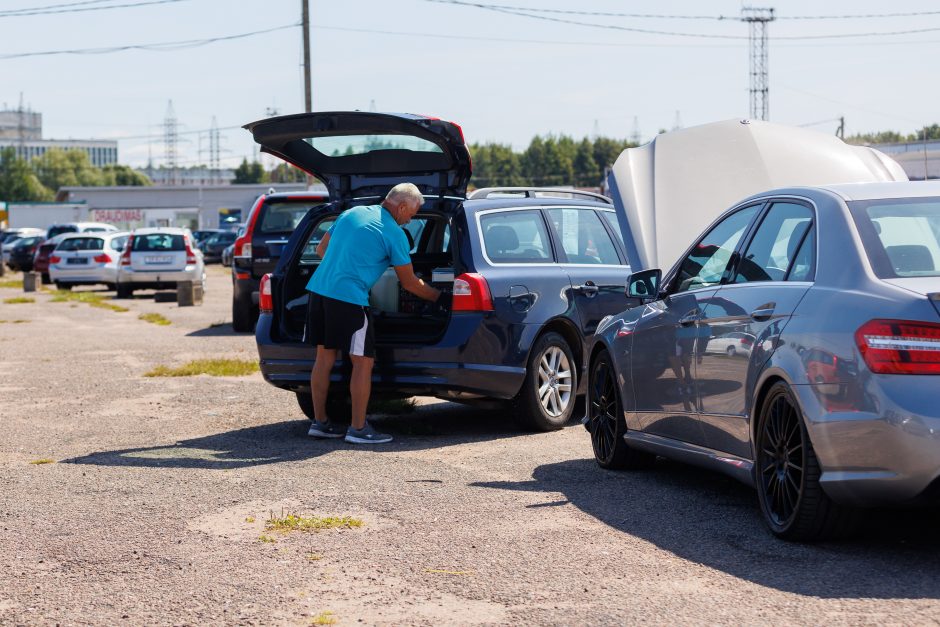 Bedarbio išmokas porą metų gavę panevėžiečiai perpardavinėjo automobilius: nesumokėjo 60 tūkst. eurų