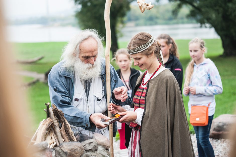 Santakoje įžiebta ugnis paskelbė folkloro festivalio pradžią