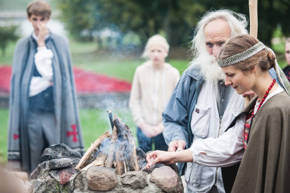 Santakoje įžiebta ugnis paskelbė folkloro festivalio pradžią