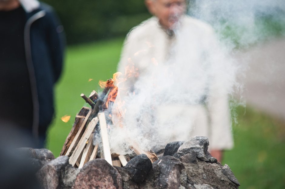 Santakoje įžiebta ugnis paskelbė folkloro festivalio pradžią