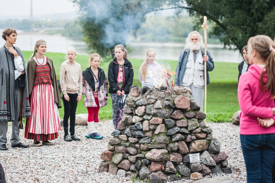 Santakoje įžiebta ugnis paskelbė folkloro festivalio pradžią