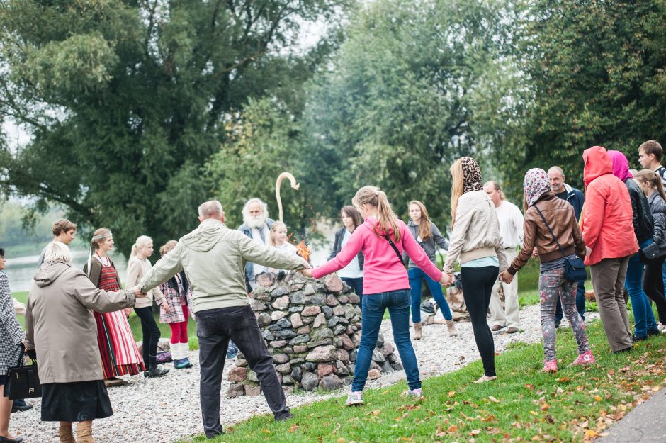 Santakoje įžiebta ugnis paskelbė folkloro festivalio pradžią