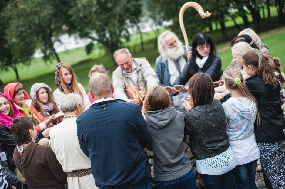 Santakoje įžiebta ugnis paskelbė folkloro festivalio pradžią