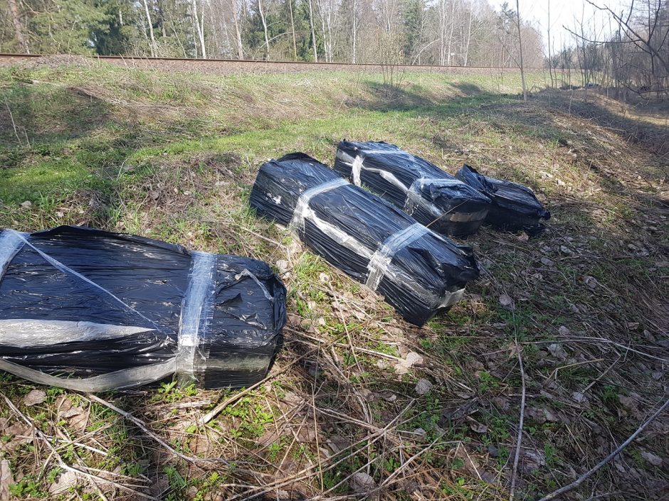 Pasieniečiai prie geležinkelio bėgių Šalčininkų rajone rado 42 tūkst. pakelių cigarečių