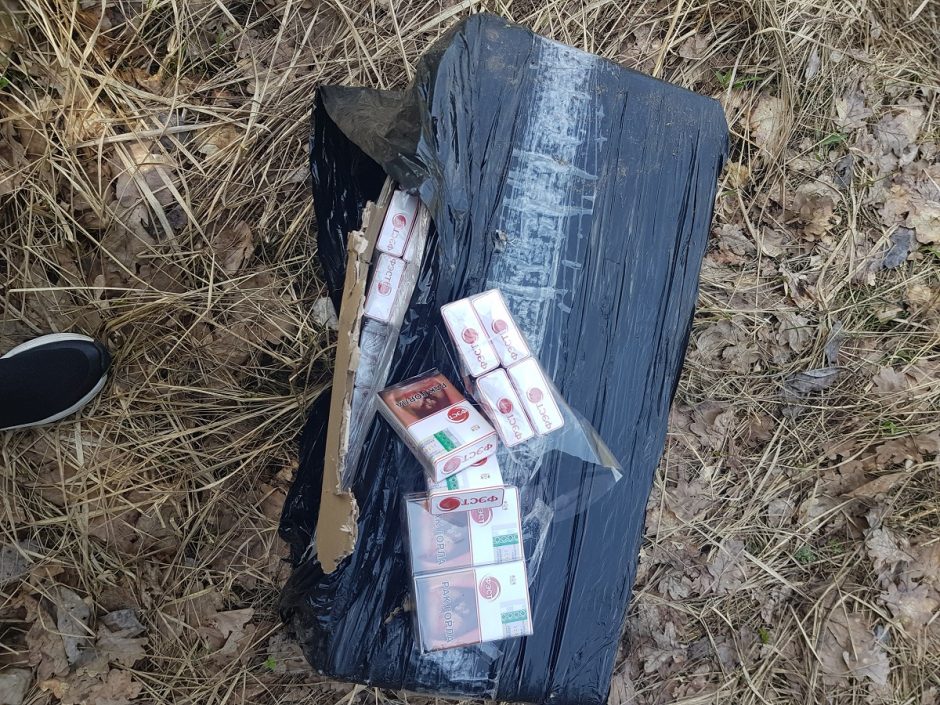 Pasieniečiai prie geležinkelio bėgių Šalčininkų rajone rado 42 tūkst. pakelių cigarečių