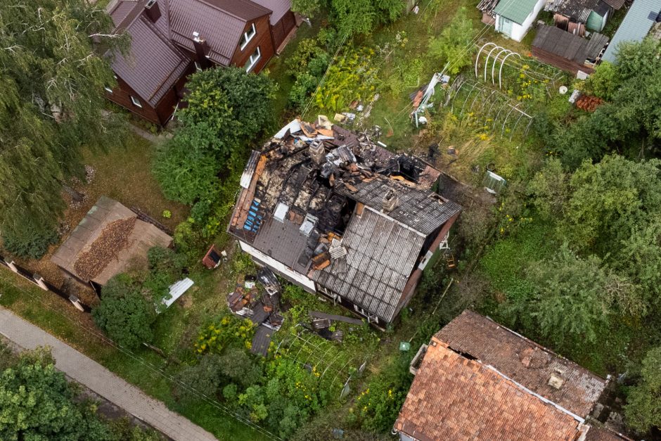 Po gaisro Žvėryno rajone – įtarimai, kad medinis namas buvo padegtas