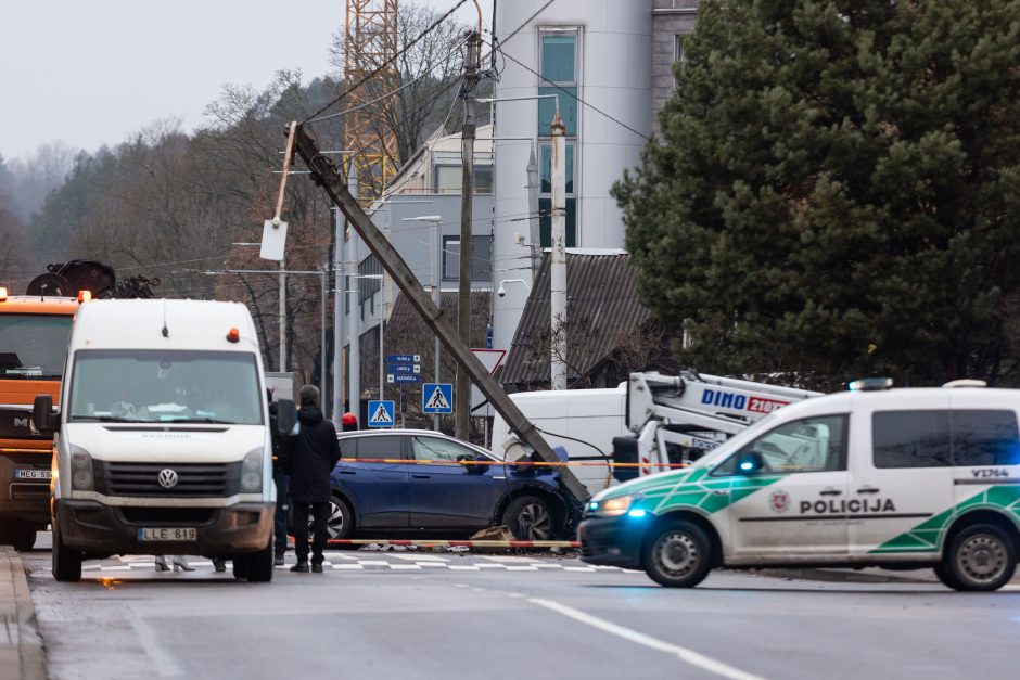 Vilniuje neblaivaus vairuotojo „Volkswagen“ rėžėsi į stulpą: keleivis – ligoninėje