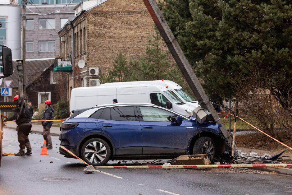 Vilniuje neblaivaus vairuotojo „Volkswagen“ rėžėsi į stulpą: keleivis – ligoninėje